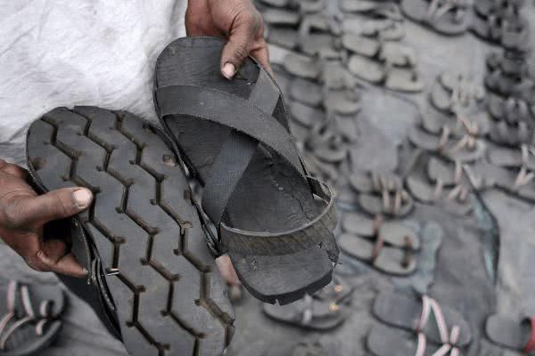 非洲大量进口废旧轮胎，中国游客：展现出了轮胎的另一种价值