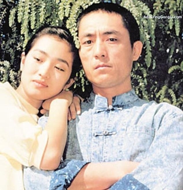 『巩俐』为了巩俐,张艺谋抛弃原配肖华,肖华现在过得怎么样了?