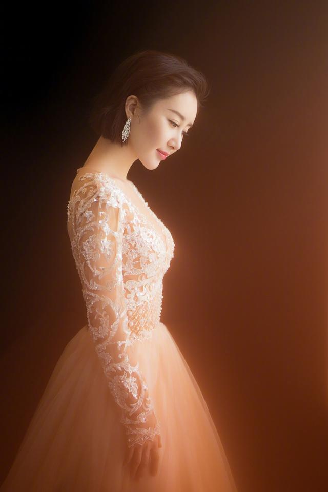 舒畅太敢穿了，一身深V镂空长裙，看一眼就让人挪不开眼睛了