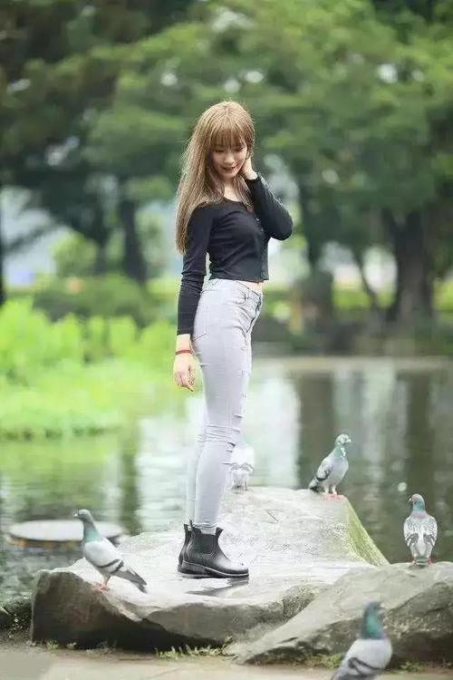 长发飘飘的靓丽女神紧身牛仔裤,秀出凹凸有致的好身材！