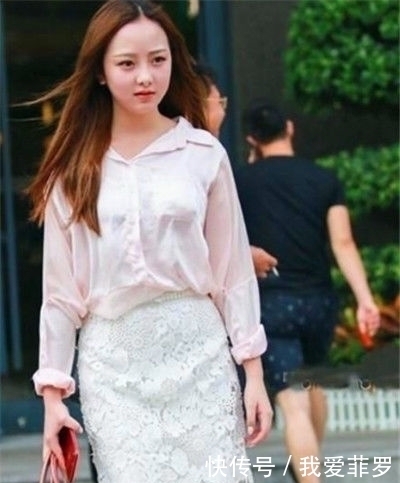  红色|街拍：美女身穿红色的连衣裙，白色的外搭，时尚靓丽有活力