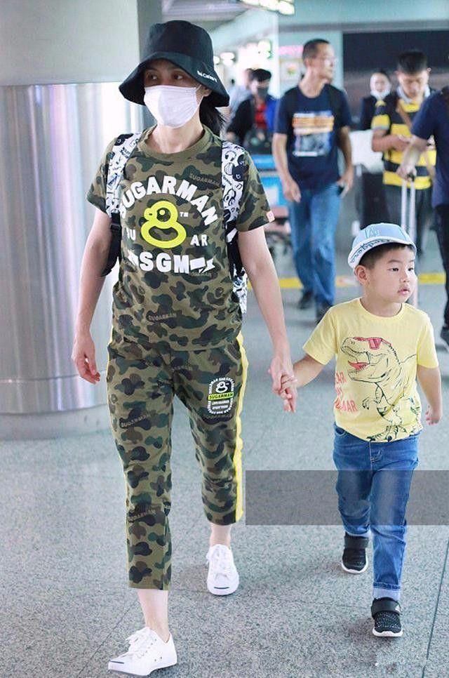 胡可真是不懂时尚，一身打扮总是五五分，显腿短的坑都被她踩了!