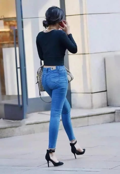 气质小姐姐紧身牛仔裤突显修长大腿，网友：好像当她手中的那杯饮