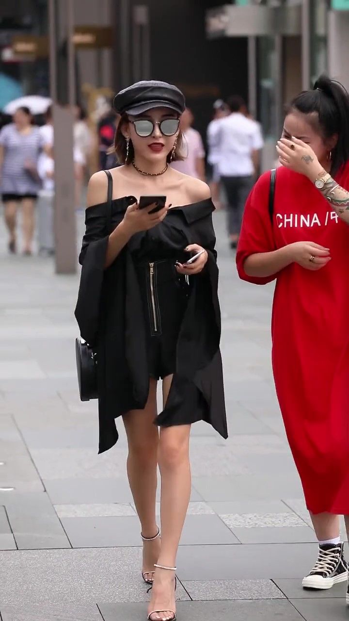 街拍:时尚女强人走路动作真迷人，修身超短裙更是魅力四射!