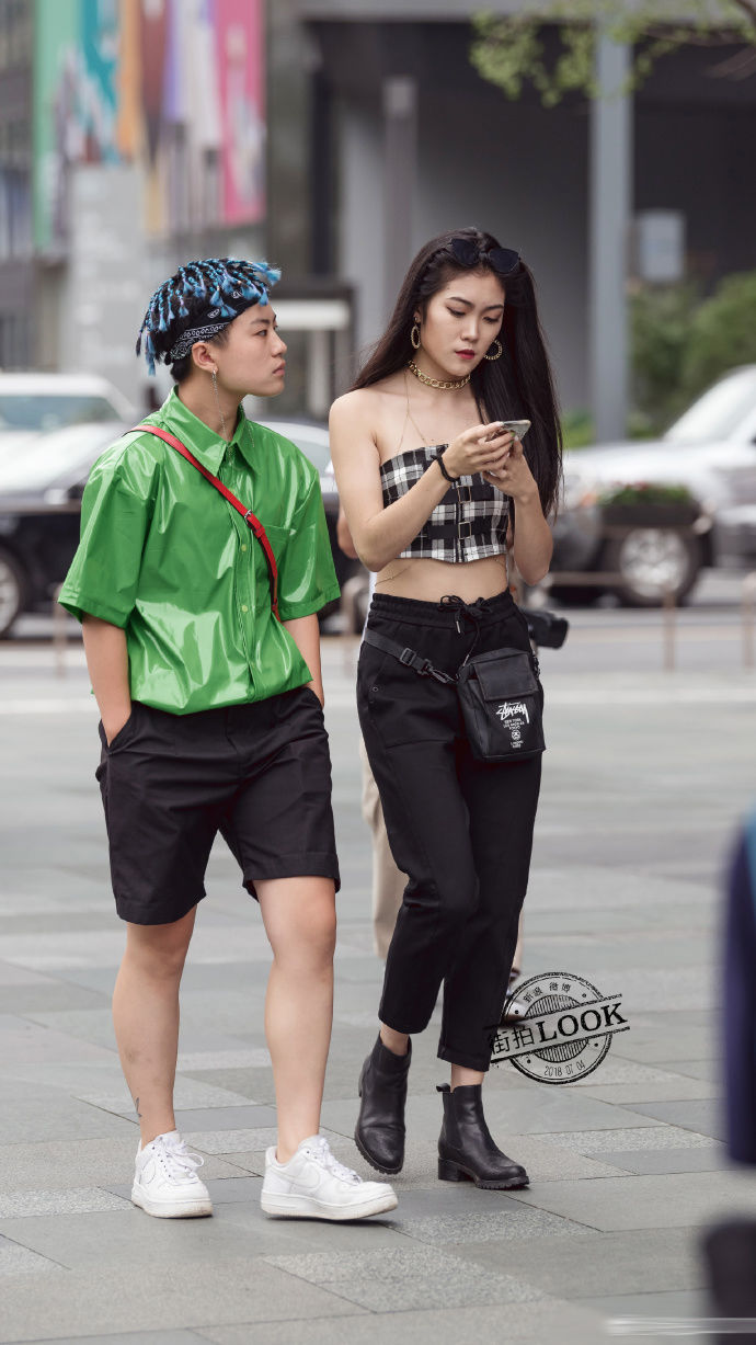 街拍成都:自由轻便的穿搭风格，才能放飞自我!