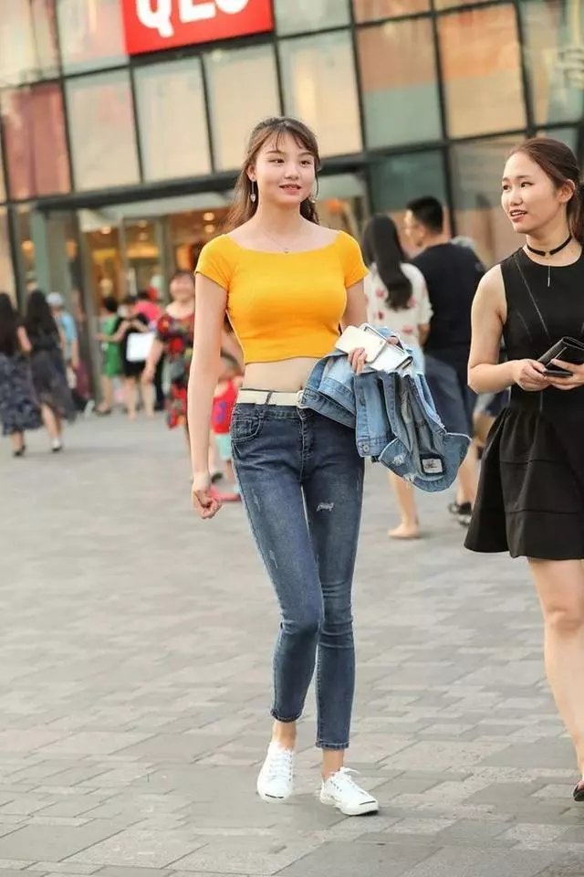 街拍:美女牛仔T恤混搭够抢眼,打造出的腰身也太瘦了点啊!
