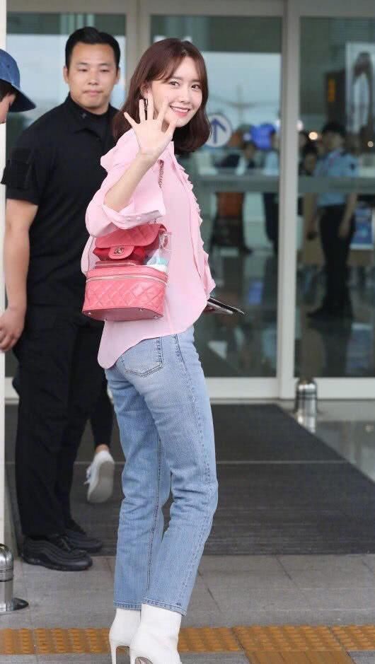 林允儿牛仔裤配短靴穿出壮硕感，近照微笑吓坏网友:40岁的眼睛