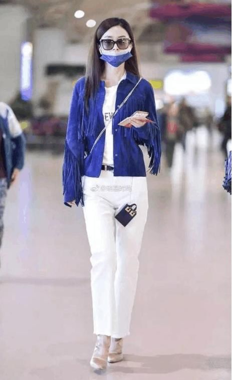 赵丽颖发图辟谣引热议，穿搭风格被称土，网友:不要这么土了