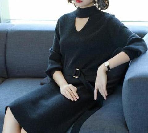 女人若是不差钱的话，初秋穿秋裙＋尖头鞋，洋气时髦显美嫩！