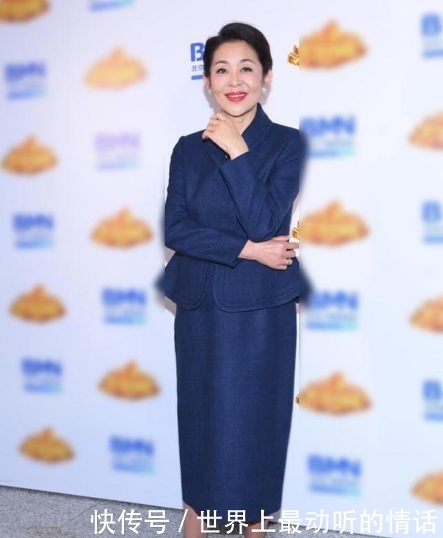 穿搭:60岁倪萍终于穿对了,穿白色运动外套配萝卜裤走机场,时尚又减龄