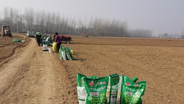  当床■大田地里生火做饭，农民打工日挣百元：天当被子地当床