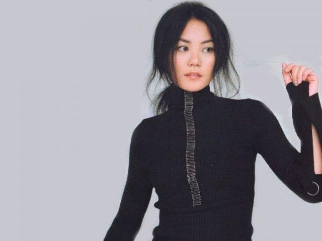 王菲录制综艺态度认真,竟然录到腿部坐麻木,看