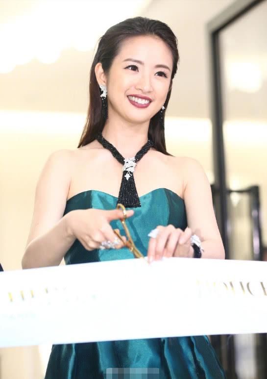 林依晨美得不像话!一袭抹胸礼裙优雅迷人，却涂错口红瞬间老十岁