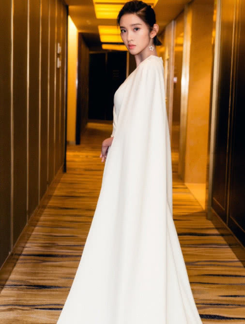 唐艺昕穿一袭黑色短裙,看到小细节后,难怪张若昀那么爱你