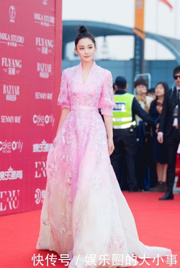 张馨予在机场又被“绿”了，这身穿搭穿在每个人身上都不会协调的