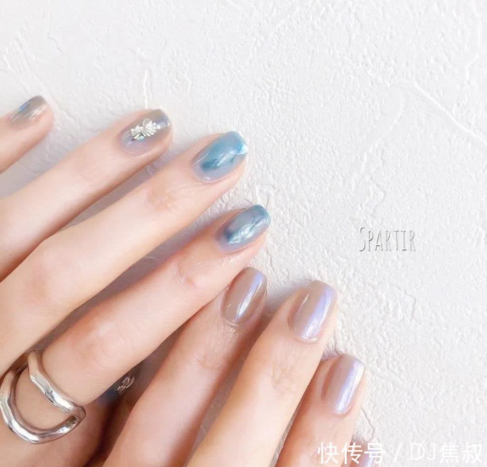  『闺蜜』做一次极光色美甲吧！闺蜜吵着让我陪她去做