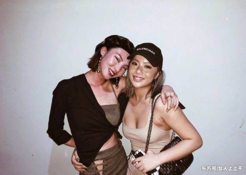 王菊的短裤又短又紧也要硬穿：安全裤都挤出来了，网友不尴尬吗