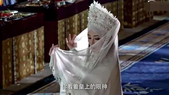 如懿传：香妃出场一舞惊人，摘下面纱皇上的眼神亮了，网友：油腻