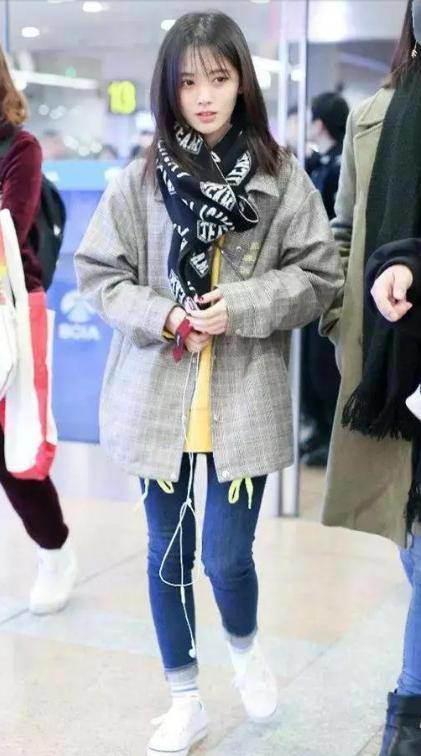 放大看鞠婧祎,这么紧的裤子硬是穿了进去,网友:真是厉害了