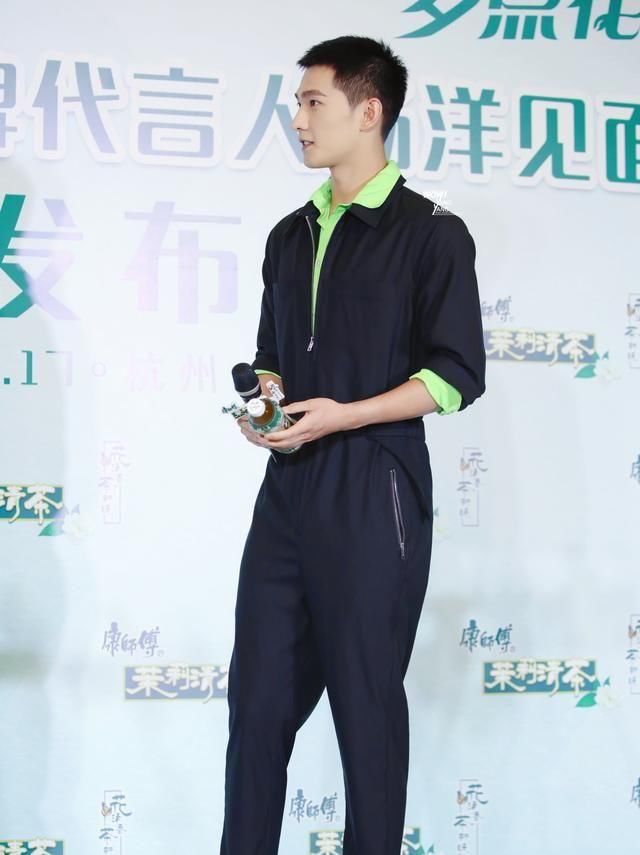  『衬衫』短寸男生遇上工装潮流，2020年最火的搭配模板