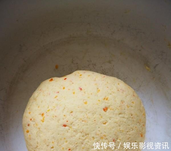  「营养」秋天就爱吃这样的南瓜饼，松软香甜，营养丰富，孩子很爱吃！