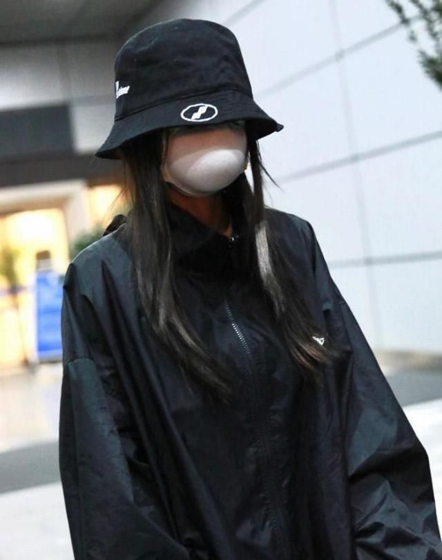 「小黑」Baby把小黑裤穿火了,随意搭配就很洋气