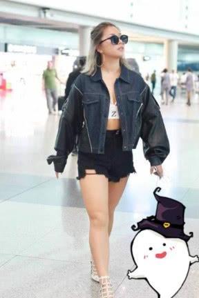 王菊只穿一件抹胸，也敢敞开上衣炫身材，网友：短裤都快撑破了！