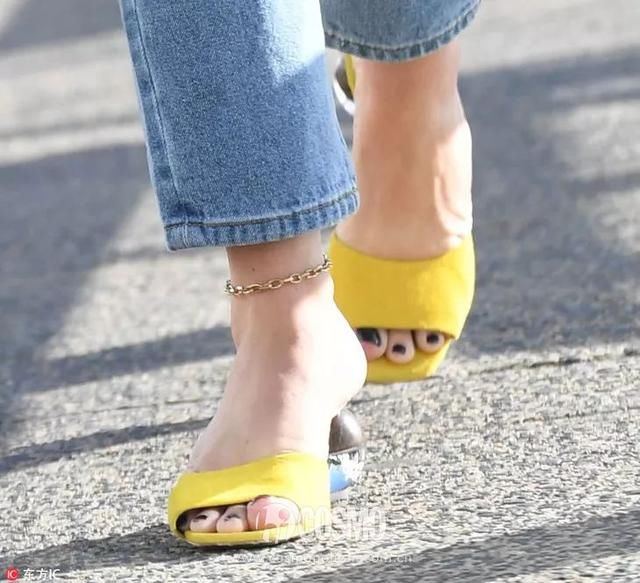 巧穿搭|吴宣仪这双凉鞋还可以，显腿长