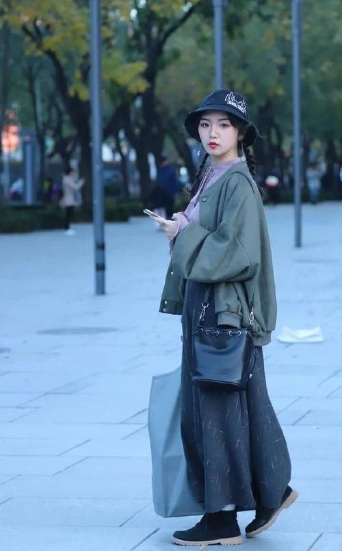  感觉：路人街拍，小姐姐搭配碎花连衣裙，给人清新又浪漫的感觉