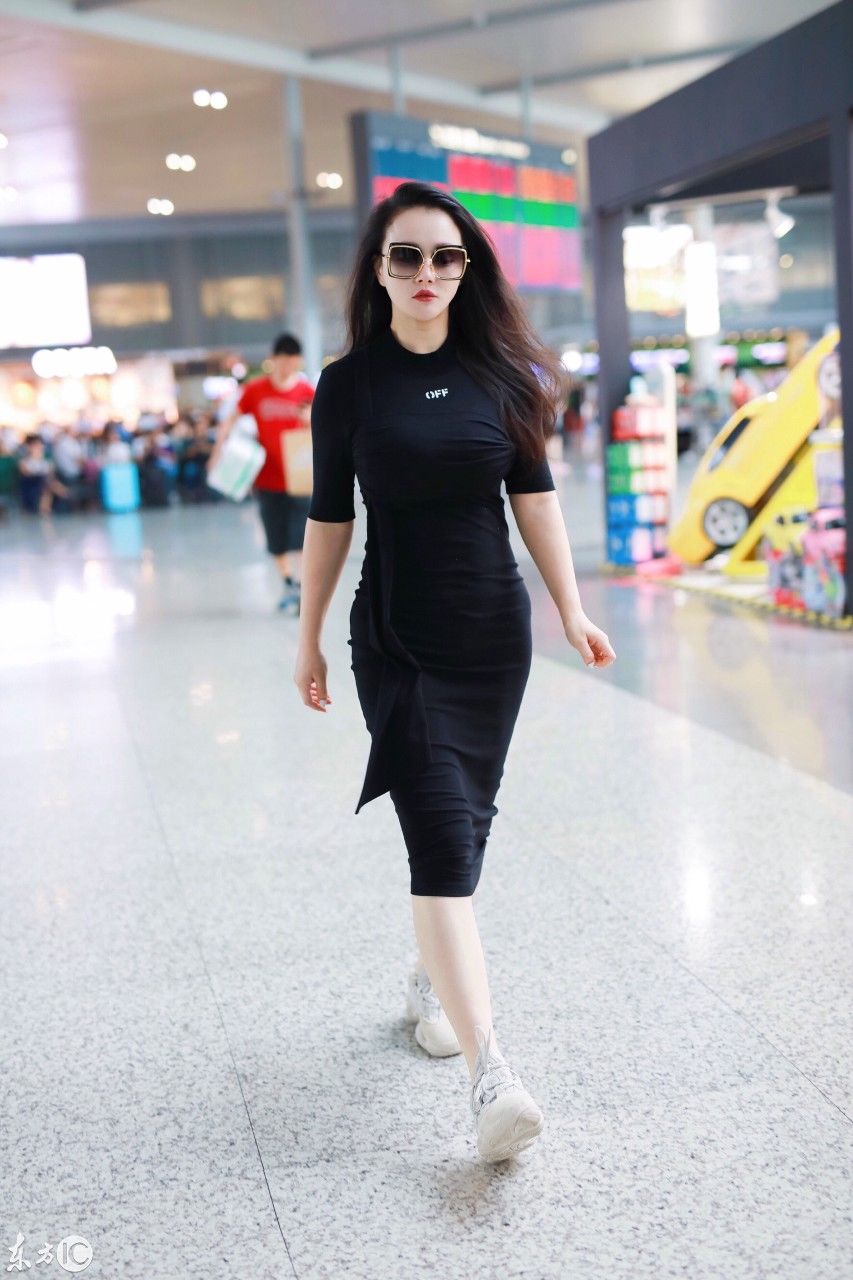 冉莹颖现身上海机场，网友:如果用身材计算回头率她肯定满分!