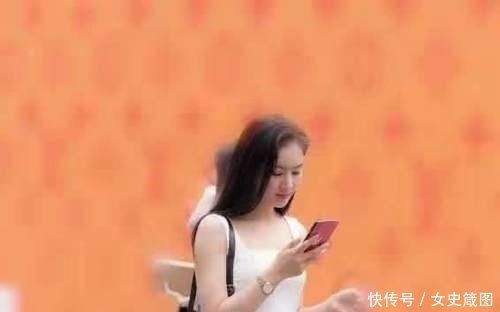  『喇叭裤』小姐姐穿时尚喇叭裤，尽显大长腿，身姿苗条让人羡慕！