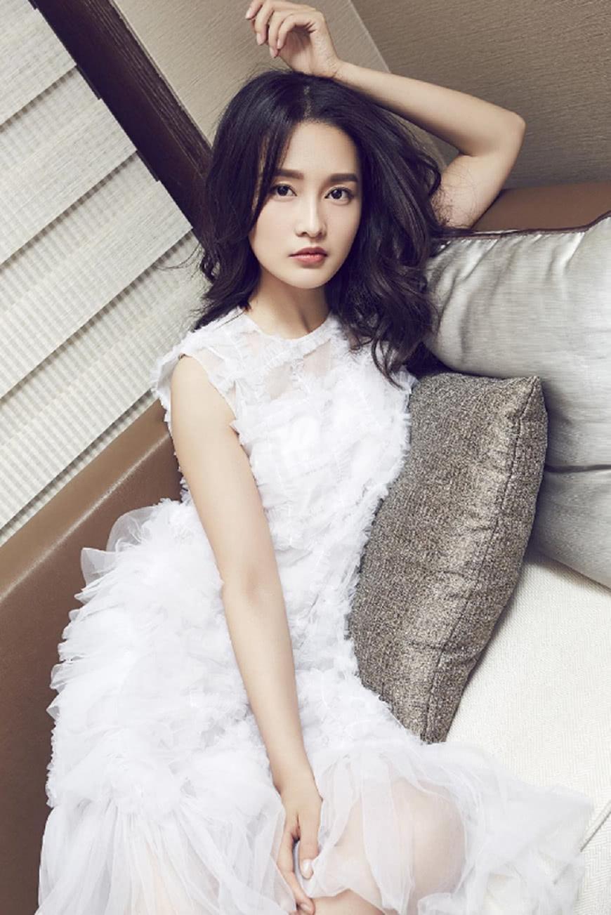 李沁真敢穿, 裙子短到走路都不方便, 网友: 敢坐下吗?