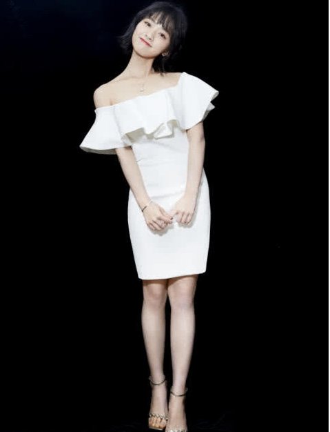 沈月终于衣服变女神!大秀香肩气质爆棚!谁再说她“小粗腿”!