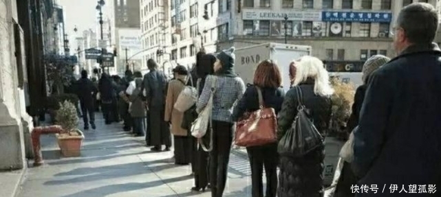 美国美女来上海旅行，地铁排队时却产生疑惑：中国人为何这样做？