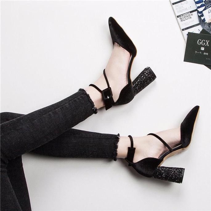 刚刚火起来的高跟鞋，适合身高158的女生穿，显高不是一点点哦