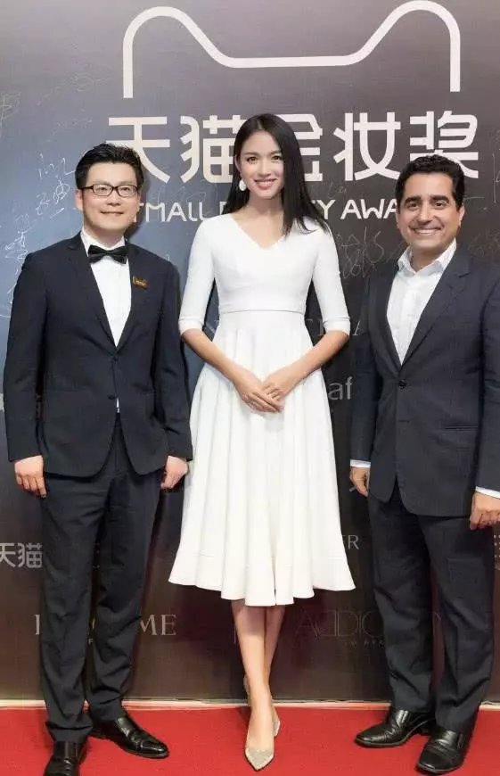 张梓琳亮片短裤亮相，大长腿比模特还好看，网友：神仙下凡辛苦了