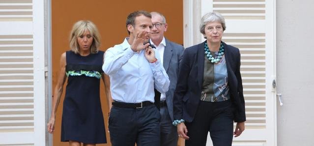 65岁法国第一夫人陪丈夫马克龙亮相！腿都快瘦得和鞋跟一样粗了！