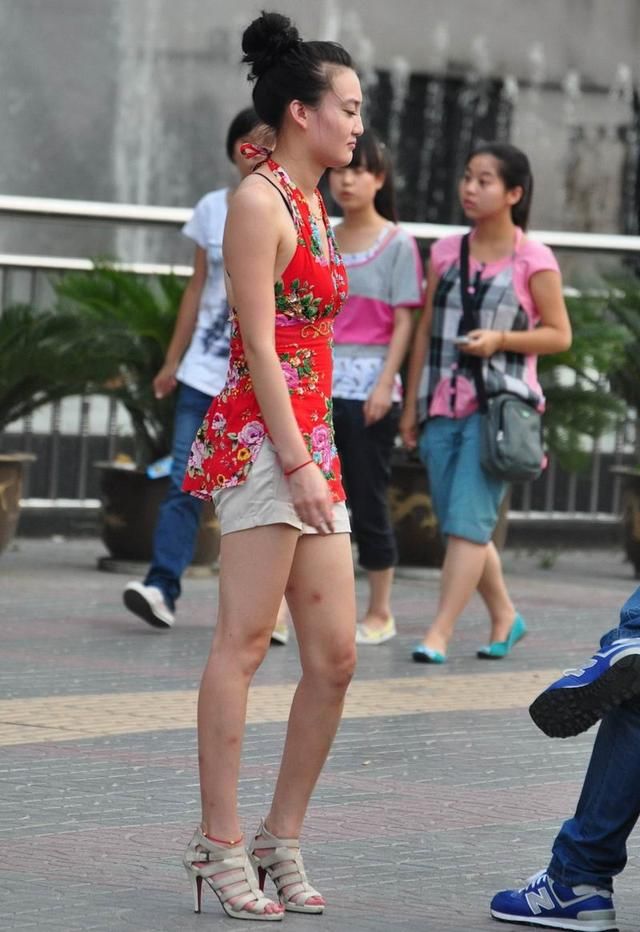 街拍路人，红色吊带装的穿搭参考，看起来简洁大方显气质