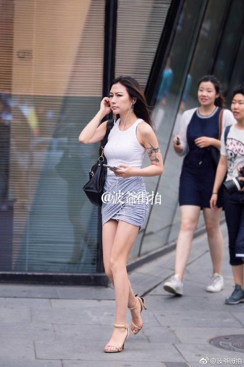 路人街拍：小姐姐的吊带短裙很优美，不穿丝袜的双腿很健康的颜色