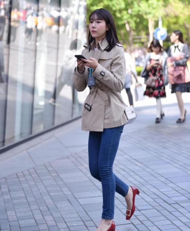 #蓝色#街拍:身材匀称的美女,蓝色鱼尾裙更显身姿曼妙,很吸睛!