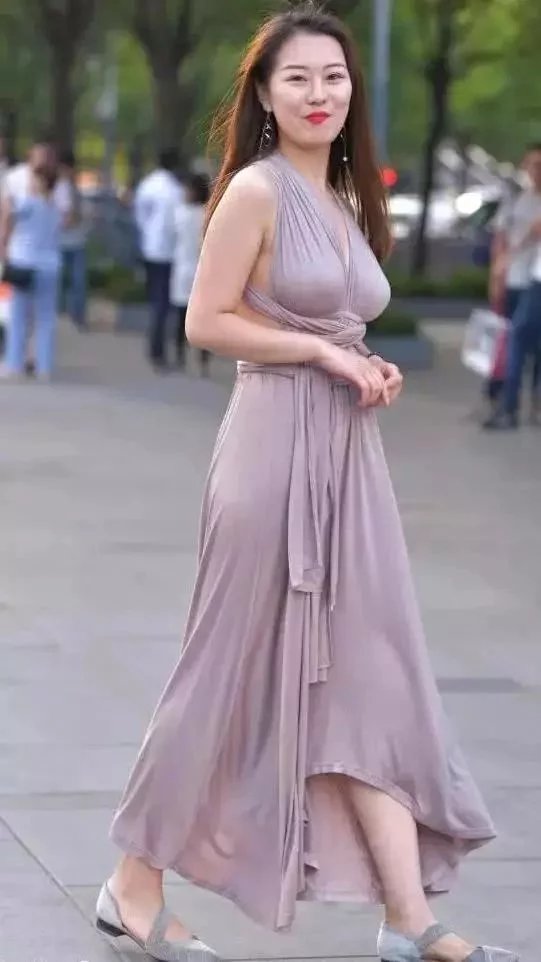 街拍：气质辣妈穿薄款晚礼服，遮不住的好身材