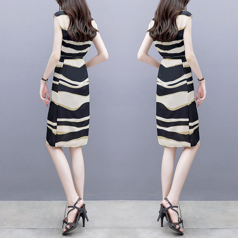 哇噻，43岁女人太会穿，裙子不到膝盖真好看