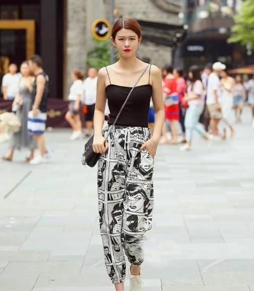 美女■街拍美女:身材高挑的小姐姐,简单搭配吊带裙,充满潇洒活力!