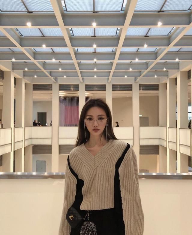  较为宽松@基本款那样配搭才高端大气，溫柔时尚潮流高級又护眼，舒服好搭又显好气场