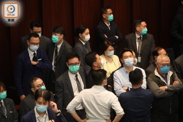  『内务』香港立法会内务委员会爆混战，朱凯迪等7名反对派议员被逐出会场