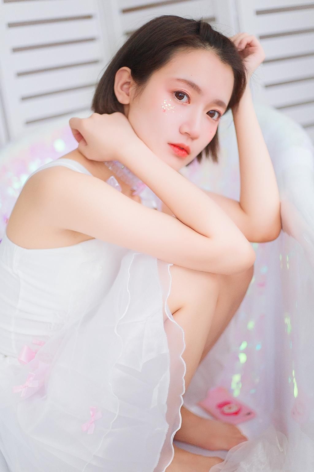 娇羞少女蕾丝裙浴室性感写真图片