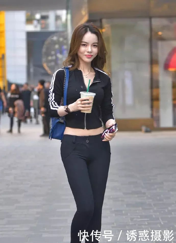 成熟小姐姐一袭紧身裤尽显紧迷人身姿,30岁的女人依然姿色迷人