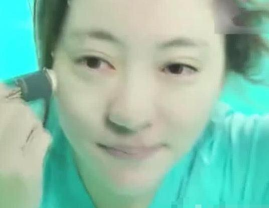 小姐姐挑战水下化妆，防水效果惊人，涂上口红之后吓坏小哥哥！