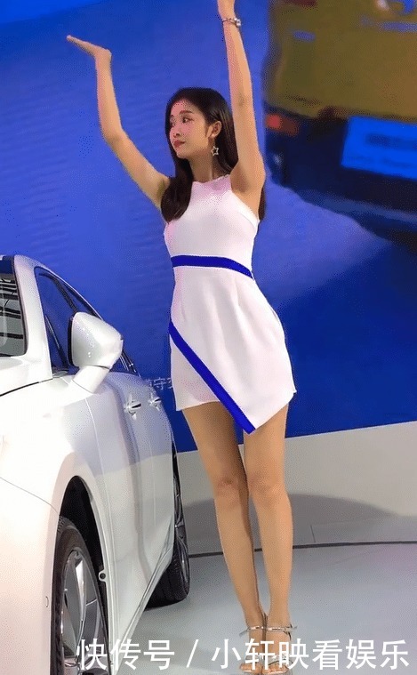 气质|美女气质出众,制服连衣裙搭配银色高跟鞋真的好看!