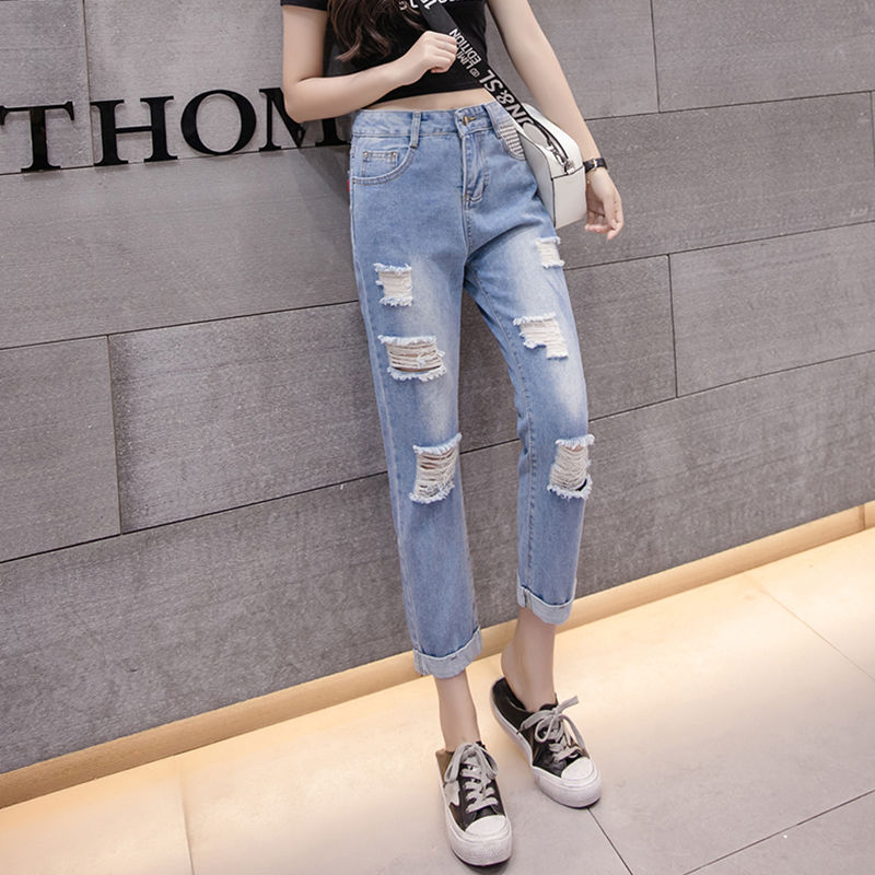 过时的裙子、短裤都别穿了，入秋后流行这几款牛仔裤，修身显瘦